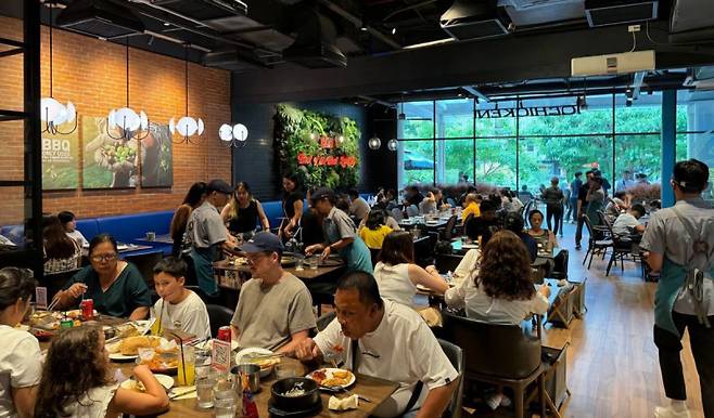 필리핀 보나파시오 글로벌시티 매장. BBQ 제공