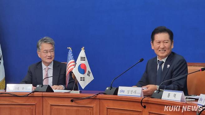 정청래 더불어민주당 대표가 5일 서울 여의도 국회에서 조셉 윤 주한 미국대사대리를 만나고 있다. 유병민 기자