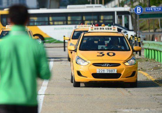 운전면허시험장 기능 코스에서 수험자들이 주행 시험을 보고 있는 모습. 뉴시스