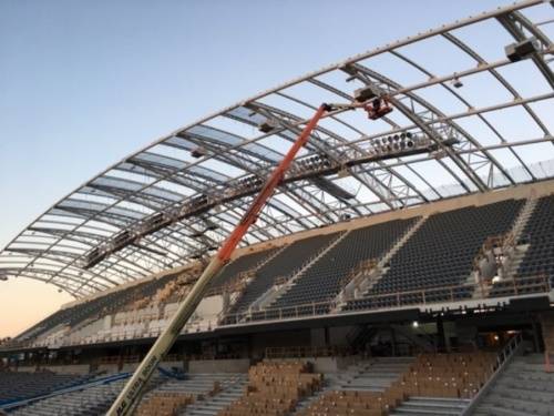 LA BMO스타디움에 설치중인 오늘이엔엠 4G/5G Stadium 전용안테나 작업 모습. 오늘이엔엠 제공