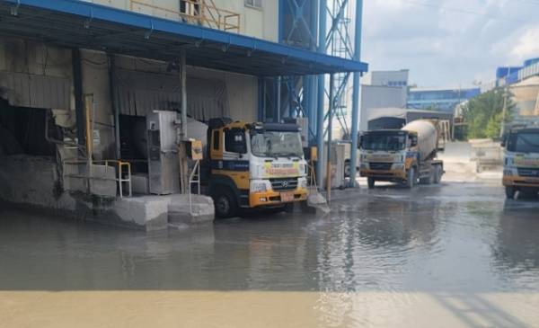 수십 년간 환경오염으로 주민 피해를 초래해 온 부천 관내 레미콘 공장들의 불법 운영 실태가 또다시 도마 위에 올랐다. 부천 관내 레미콘 공장의 환경오염 실태. 손준기 시의원 제공.