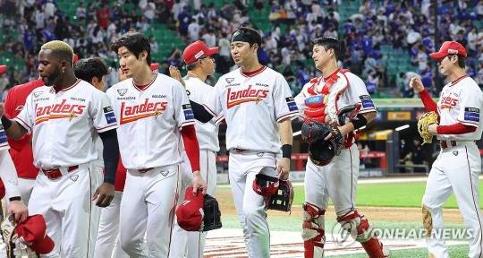승리한 SSG 선수들이 자축하고 있다. / 사진=연합뉴스