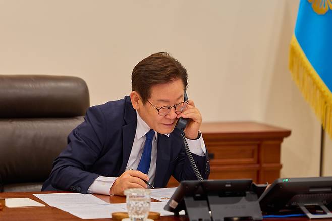 이재명 대통령이 지난 4일 용산 대통령실에서 오흐나 후렐수흐 몽골 대통령과 전화 통화를 하고 있다. [사진 = 대통령실 제공]