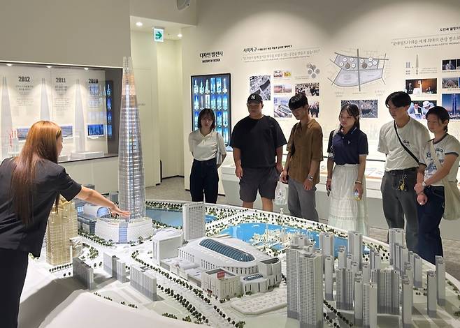 일본 오사카경제대 학생들이 지난 4일 잠실 롯데월드타워를 찾아 신격호 롯데 창업주의 기업가 정신을 배웠다. [사진출처 = 롯데지주]