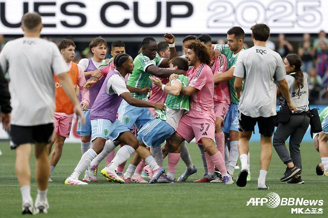 뒤엉킨 양 팀 선수들. 사진=AFPBBNews=News1