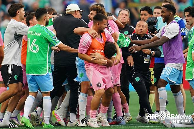 경기 후 뒤엉킨 양 팀 선수들. 사진=AFPBBNews=News1