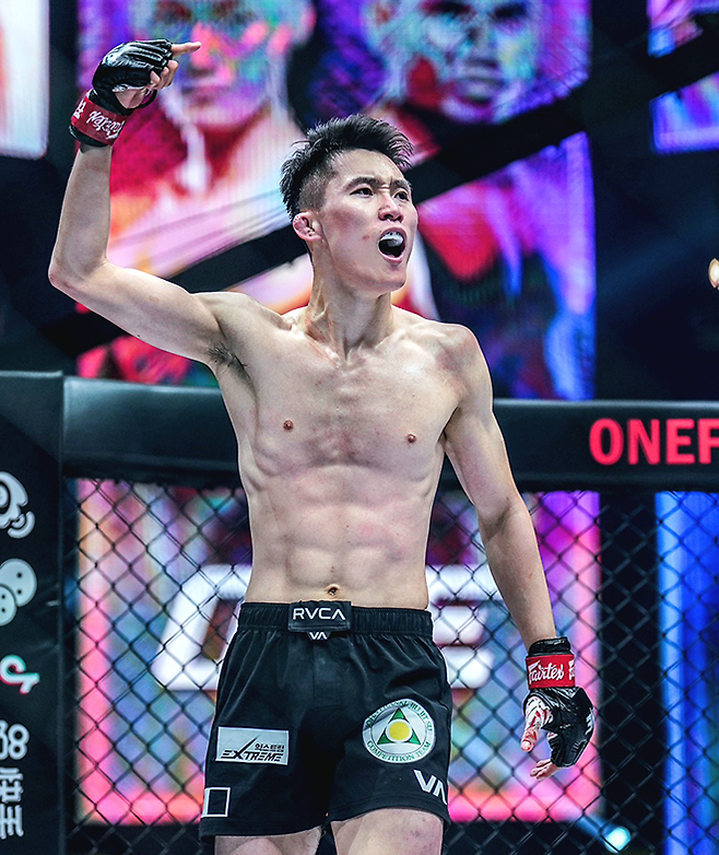 권원일이 2022년 11월 싱가포르실내체육관 ONE Championship 163 밴텀급 경기 3라운드 TKO승 후 기뻐하고 있다. 사진=Group One Holdings Pte. Ltd.