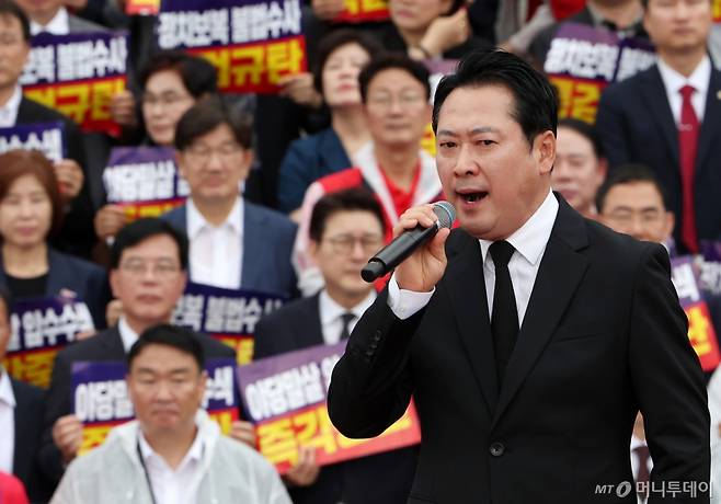 [서울=뉴시스] 김명년 기자 = 장동혁 국민의힘 대표가 4일 오전 서울 여의도 국회 본청 앞 계단에서 열린 '야당말살 정치탄압 특검수사 규탄대회'에서 연설을 하고 있다. 2025.09.04. kmn@newsis.com /사진=김명년