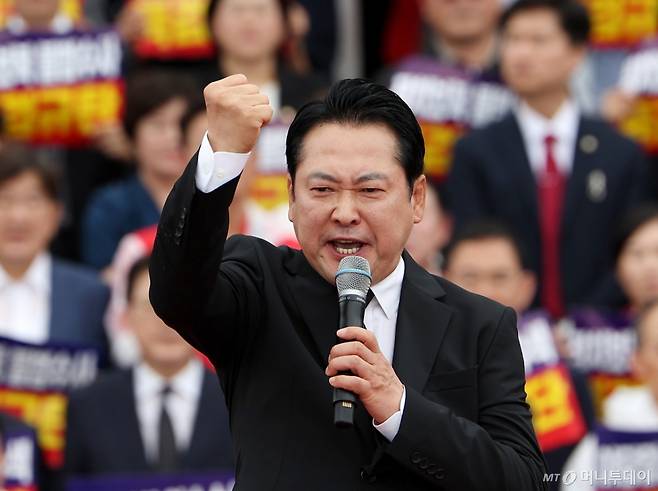 [서울=뉴시스] 김명년 기자 = 장동혁 국민의힘 대표가 4일 오전 서울 여의도 국회 본청 앞 계단에서 열린 '야당말살 정치탄압 특검수사 규탄대회'에서 연설을 하고 있다. 2025.09.04. kmn@newsis.com /사진=김명년