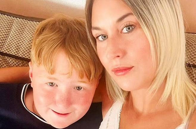 카페인 껌을 과다 섭취해 응급실에 실려 갔던 영국의 12세 소년 올리버(왼쪽)와 그의 어머니 모습. /사진=영국 데일리메일 캡처