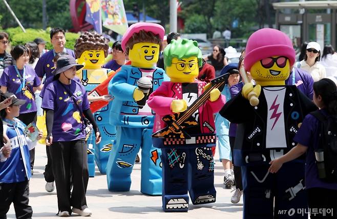 [서울=뉴시스] 김진아 기자 = 13일 서울 용산역 앞 광장에서 '레고페스티벌' 홍보를 위해 열린 '플레이 팝(Play&Pop-up)' 행사에서 레고랜드 캐릭터 및 공연단이 플래그 행렬을 하고 있다.    오는 6월 14일까지 춘천 레고랜드에서 열리는 '레고 페스티벌'은 6월 11일 UN이 지정한 세계놀이의 날을 맞아 전세계 7개 레고랜드에서 진행하는 축제로 아시아에서는 한국에서 유일하게 개최된다. 2025.05.13.   /사진=김진아