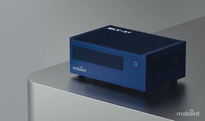 모빌린트의 AI컴퓨터(PC) 'MLX-A1'. 인텔과 모빌린트의 칩이 들어있다. 70W 전력으로 30여종의 딥러닝 모델이 구동된다/사진=모빌린트
