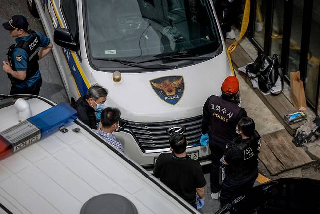 지난 3일 서울 관악구 조원동 칼부림 사건 현장에서 과학수사대가 현장조사를 하고 있다. /사진=뉴시스.