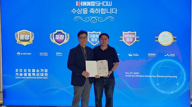 그린미네랄의 이호석 전무(왼쪽)와 정광환 대표가 기념사진을 촬영하고 있다. /사진=그린미네랄 제공