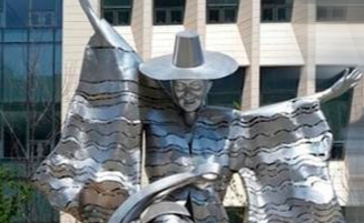 정부세종2청사 소방청 옆 조형물 ‘흥겨운 우리가락’. 흉물 비난 속에 지난 2019년 철거됐다. 연합뉴스