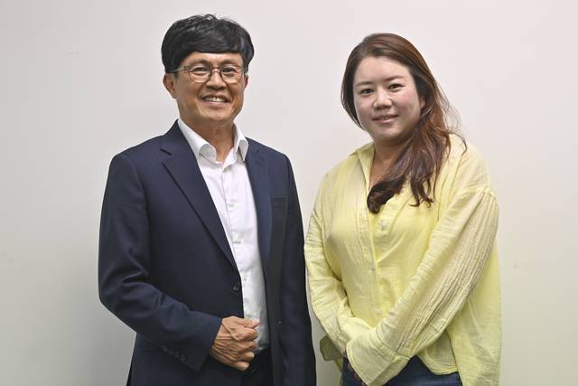 오세욱 상무가 골프단 운영일을 함께 하고 있는 임성아 차장(프로)과 포즈를 취하고 있다. 임 차장은 2002년 부산 아시안게임 골프 단체전에서 금메달을 목에 걸었고, 2005년 미국 LPGA 무대에 진출해 이듬해 플로리다스내추럴채리티챔피언십에서 ‘골프여제’ 애니카 소렌스탐(스웨덴)을 꺾고 우승을 차지한 바 있다.  백동현 기자