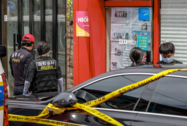 3일 서울 관악구 조원동의 칼부림 사건 현장에서 경찰 과학수사대가 현장조사를 하고 있다.