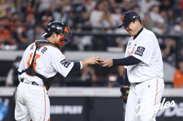 류현진과 최재훈/한화 이글스