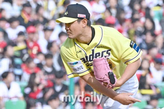 11일 인천 SSG랜더스필드에서 열린 '2025 신한 SOL BANK KBO리그' KIA 타이거즈와 SSG랜더스 경기. SSG 노경은이 7회초 교체되 마운드에 올라 힘차게 투구하고 있다./마이데일리