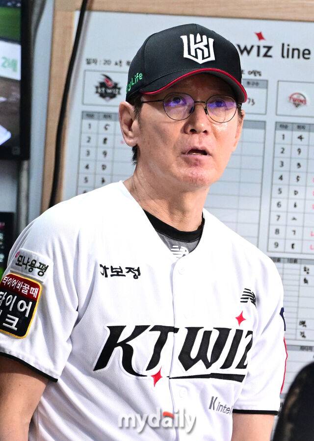 2025년 9월 4일 오후 경기도 수원KT위즈파크에서 열린 '2025 신한 SOL뱅크 KBO 리그' LG 트윈스와 KT 위즈의 경기. KT 이강철 감독이 지켜보고 있다./마이데일리