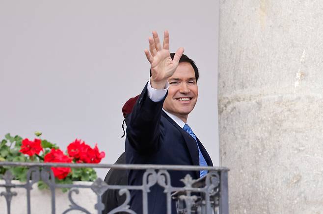 마코 루비오 미 국무장관이 4일(현지시간) 에쿠아도르에 입국해 손을 흔들고 있다. [로이터]