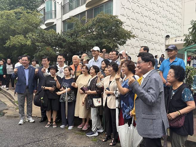 오세훈 시장이 삼환도봉아파트 주민들과 기념사진 촬영을 하는 모습. 정주원 기자