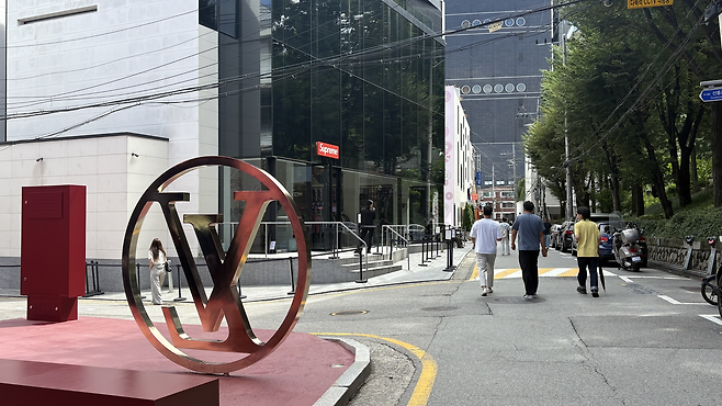 도산공원 인근 거리에 루이비통과 슈프림이 자리 잡았다. 박연수 기자