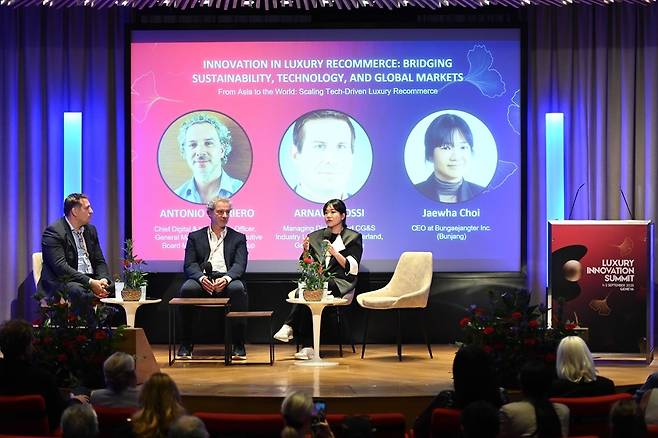최재화(오른쪽) 번개장터 대표가 1일(현지시간) 스위스 제네바에서 열린 럭셔리 이노베이션 서밋에서 패널 토론에서 발언하고 있다.  [번개장터 제공]