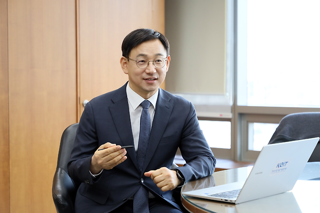 전윤종 한국산업기술기획평가원(KEIT) 원장이 5일 헤럴드경제와 인터뷰에서 AI 3대 강국 도약을 위한 R&D 지원방향을 설명하고 있다.  [KEIT 제공]