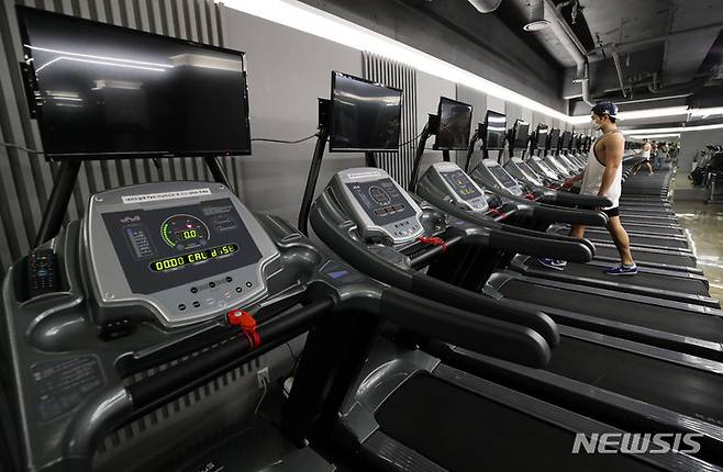 [서울=뉴시스] 한 헬스 트레이너가 헬스장에서 러닝머신을 끄지 않고 내려오는 회원들을 향해 일침을 날렸다. (사진=뉴시스DB) 2025.09.05
