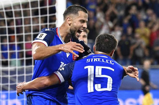 [브라티슬라바=AP/뉴시스] 슬로바키아의 다비드 한츠코(왼쪽)가 4일(현지 시간) 슬로바키아 브라티슬라바의 테헬네 폴레에서 열린 2026 국제축구연맹(FIFA) 북중미 월드컵 유럽 예선 A조 1차전 독일과의 경기 전반 42분 선제골을 넣고 환호하고 있다. 슬로바키아가 전차군단 독일을 2-0으로 격파하고 먼저 웃었다. 2025.09.05.