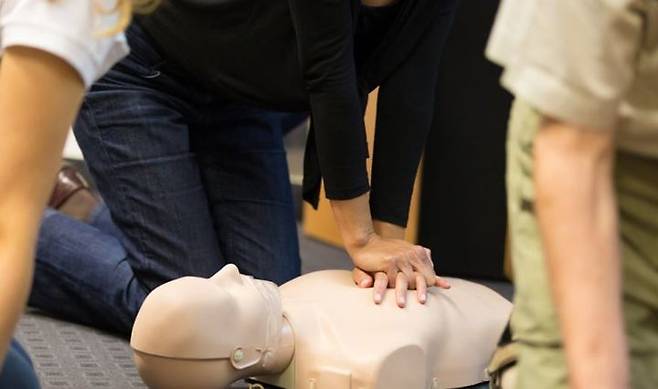 [금산=뉴시스] 중부대 응급구조학과는 인간 사랑과 생명 존중을 실현하는 응급구조사 양성에 힘을 쏟고 있다. 사진은 심폐소생술 실습 모습. (사진=중부대 제공) 2025.09.05. photo@newsis.com *재판매 및 DB 금지