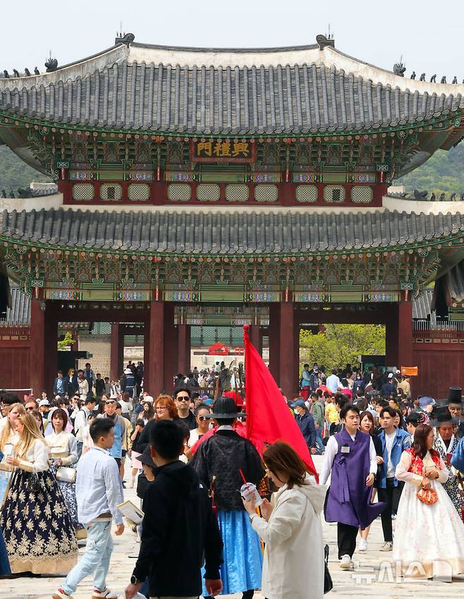 [서울=뉴시스] 최진석 기자 = 궁중문화축전 2일차인 27일 오후 서울 종로구 경복궁에 관람객들이 붐비고 있다. ‘궁중문화축전’은 대한민국을 대표하는 문화유산이며 조선과 대한제국의 역사를 품고 있는 경복궁, 창덕궁, 창경궁, 덕수궁, 경희궁 등 서울 소재 5개의 궁궐과 종묘에서 펼쳐지는 문화유산 축제이다. 2025.04.27. myjs@newsis.com