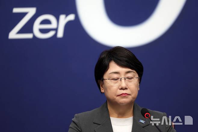 [서울=뉴시스] 김명년 기자 = 김선민 조국혁신당 대표 권한대행 등 지도부가 5일 서울 여의도 국회에서 열린 당내 성비위 및 직장 내 괴롭힘 사건과 관련 기자회견에서 눈을 감고 있다. 2025.09.05. kmn@newsis.com