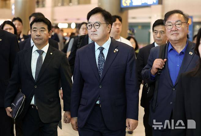 [인천공항=뉴시스] 김선웅 기자 = 중국 전승절 행사 참석 일정을 마친 우원식 국회의장이 5일 인천국제공항을 통해 귀국하고 있다. 2025.09.05. mangusta@newsis.com