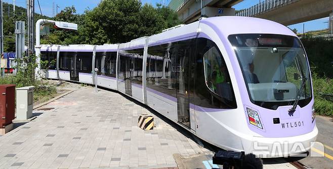 [청주=뉴시스] 강종민 기자 = 위례선(트램) 초도 편성 완성차시험 및 예비주행시험이 5일 충북 청주 한국철도기술연구원 오송시험선 구간에서 진행되고 있다.  위례선은 전기를 공급하는 전차선이 없는 무가선 노면전차로 마천역(5호선)에서 출발해 복정역(8호선·수인분당선)과 남위례역(8호선)을 연결한다. 2025.09.05. ppkjm@newsis.com