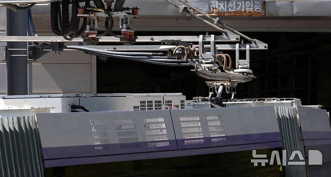 [청주=뉴시스] 강종민 기자 = 위례선(트램) 초도 편성 완성차시험 및 예비주행시험이 실시된 5일 충북 청주 한국철도기술연구원 오송시험선 구간에서 위례선이 충전하고 있다.  위례선은 전기를 공급하는 전차선이 없는 무가선 노면전차로 마천역(5호선)에서 출발해 복정역(8호선·수인분당선)과 남위례역(8호선)을 연결한다. 2025.09.05. ppkjm@newsis.com