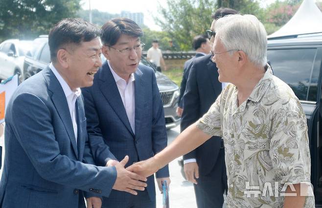 [전주=뉴시스] 김얼 기자 = 문재인 전 대통령이5일 전북 전주시 한벽문화관 일원에서 열린 '제8회 전주독서대전'에 참석해 김관영(왼쪽) 전북특별자치도지사와 우범기(가운데) 전주시장과 인사를 나누고 있다. 2025.09.05. pmkeul@newsis.com