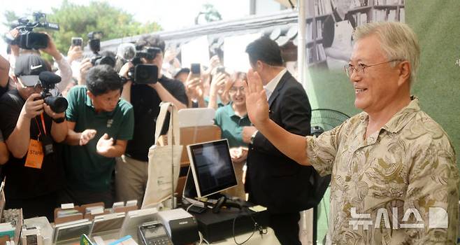 [전주=뉴시스] 김얼 기자 = 문재인 전 대통령이 5일 전북 전주시 한벽문화관 일원에서 열린 '제8회 전주독서대전'에 참석해 시민들과 인사를 나누고 있다. 문재인 전 대통령은 평산책방 책방지기로 전주독서대전에 참여했다. 2025.09.05. pmkeul@newsis.com