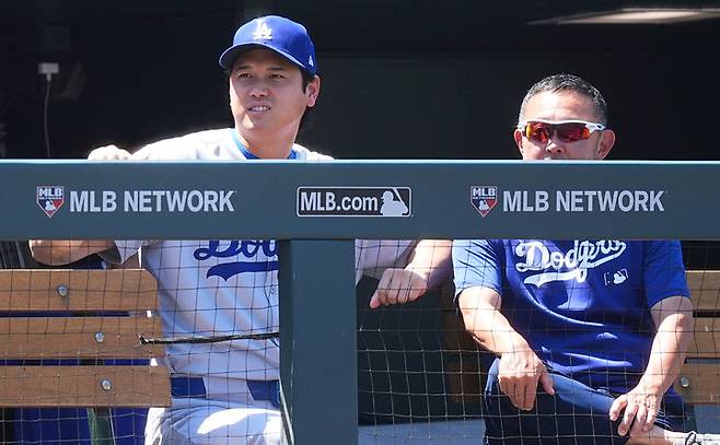 [덴버=AP/뉴시스] LA 다저스 오타니 쇼헤이(왼쪽)가 21일(현지 시간) 미 콜로라도주 덴버의 쿠어스 필드에서 열린 2025 메이저리그 콜로라도 로키스와의 경기를 더그아웃에서 지켜보고 있다. 2025.08.22.