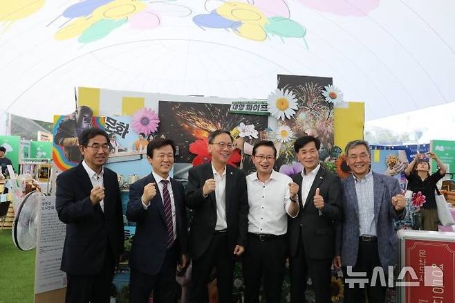 [서울=뉴시스]5일 '제5회 2025 문화도시 박람회'에 김영수 문화체육관광부 1차관과 최호권 영등포구청장, 박선규 영등포문화재단 이사장, 안병구 밀양시장, 육동한 춘천시장, 조규일 진주시장, 전국 37개 문화도시 센터장 등 관계자 300여 명이 참석했다. (사진=문체부 제공)