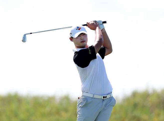 [서울=뉴시스] 배용준이 5일 전남 영암군 골프존카운티 영암45 카일필립스 코스(파72)에서 열린 한국프로골프(KPGA) 투어 파운더스컵 2라운드 경기를 펼치고 있다. (사진=KPGA 제공) 2025.09.05. *재판매 및 DB 금지