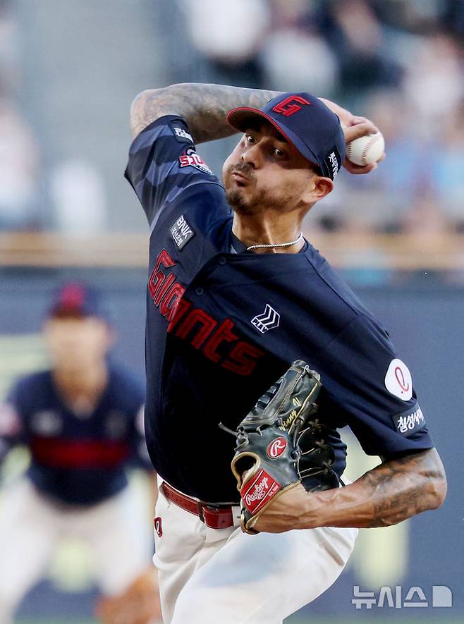 [서울=뉴시스] 김진아 기자 =  19일 서울 송파구 잠실야구장에서 열린 2025 KBO리그 롯데 자이언츠와 LG 트윈스의 경기, 롯데 벨라스케즈가 역투하고 있다. 2025.08.19. bluesoda@newsis.com