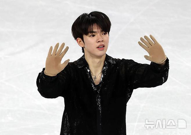 [서울=뉴시스] 이영환 기자 = 한국 차준환이 20일 오후 서울 양천구 목동아이스링크에서 열린 2025 국제빙상연맹(ISU) 4대륙 피겨스케이팅 선수권대회 남자 싱글 쇼트 프로그램에 출전해 연기를 선보인 후 관중들에게 인사를 하고 있다. 2025.02.20. 20hwan@newsis.com