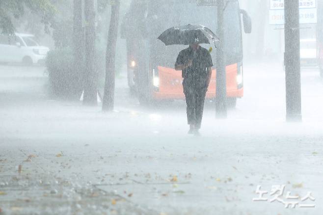 거리에서 우산을 쓴 시민들이 발걸음을 재촉하고 있다. 류영주 기자