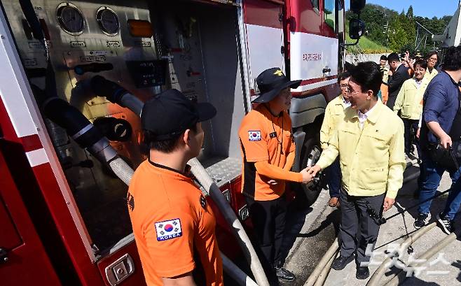 강릉 가뭄 현장점검에 나선 김민석 국무총리가 5일 오후 강릉시 홍제정수장을 찾아 소방관 등 봉사자들을 격려하고 비상급수 상황을 둘러봤다. 전영래 기자