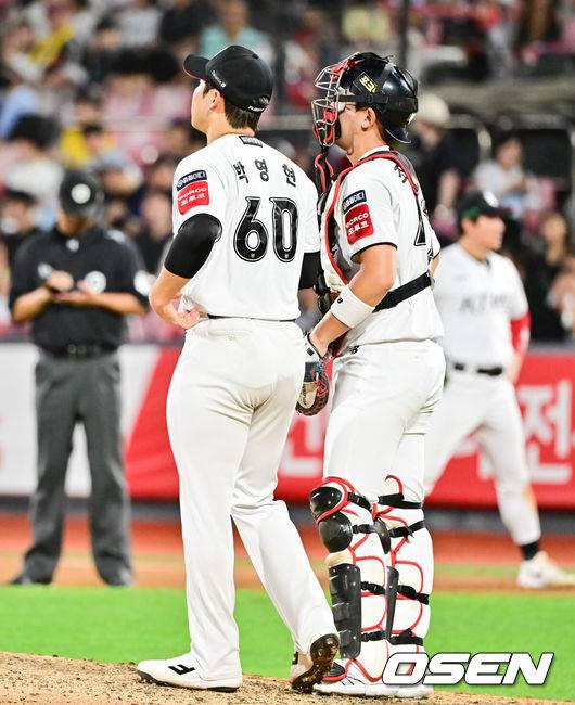 [OSEN=수원, 박준형 기자]  4일 오후 수원 KT 위즈 파크에서 ‘2025 신한 SOL BANK KBO리그’ KT 위즈와 LG 트윈스의 경기가 진행됐다. 이날 경기 KT는 문용익을, LG는 송승기를 선발투수로 내세웠다.8회초 KT 마무리 투수 박영현이 조대현 포수와 이야기를 나누고 있다.    2025.09.04 / soul1014@osen.co.kr