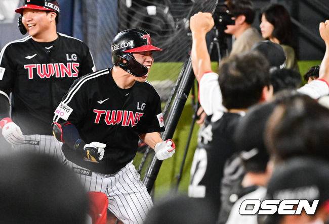 [OSEN=수원, 박준형 기자]  4일 오후 수원 KT 위즈 파크에서 ‘2025 신한 SOL BANK KBO리그’ KT 위즈와 LG 트윈스의 경기가 진행됐다. 이날 경기 KT는 문용익을, LG는 송승기를 선발투수로 내세웠다.8회초 1사 만루 LG 문성주가 역전 만루홈런을 날리고 환호하고 있다.   2025.09.04 / soul1014@osen.co.kr