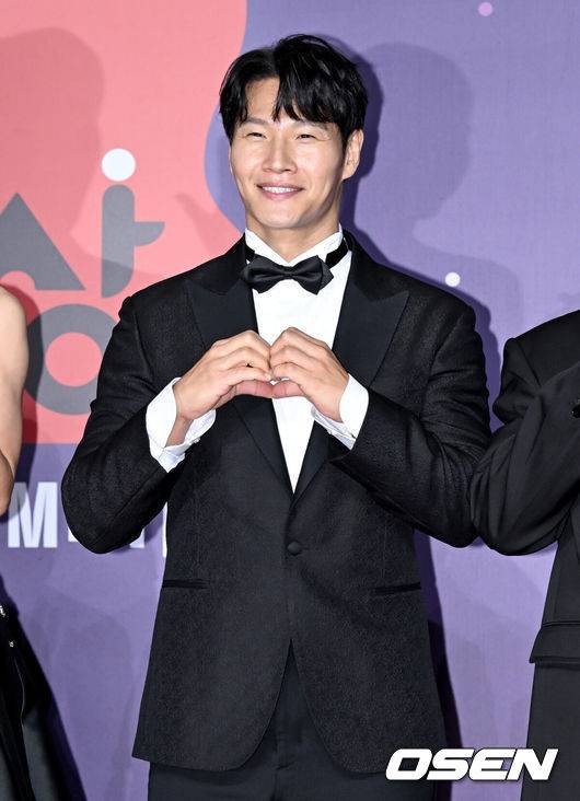 [OSEN=조은정 기자]2023 SBS&nbsp;연예대상 포토월 행사가 30일 서울 마포구 상암 SBS 프리즘타워에서 열렸다.방송인 김종국이 레드카펫을 밟으며 포즈를 취하고 있다. 2023.12.30/cej@osen.co.kr