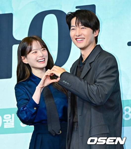 [OSEN=지형준 기자] 4일 오후 서울 구로구 신도림동 더링크서울 호텔에서 JTBC&nbsp;새 금요시리즈&nbsp;‘마이 유스’ 제작발표회가 열렸다.오는&nbsp;5일&nbsp;첫 방송되는&nbsp;‘마이 유스’(극본 박시현,&nbsp;연출 이상엽·고혜진)는 남들보다 늦게 평범한 삶을 시작한 선우해(송중기 분)와 뜻하지 않게 첫사랑의 평온을 깨뜨려야 하는 성제연(천우희 분)의 감성 로맨스를 그린다.배우 천우희, 송중기가 포토타임을 하고 있다. 2025.09.04 /jpnews@osen.co.kr